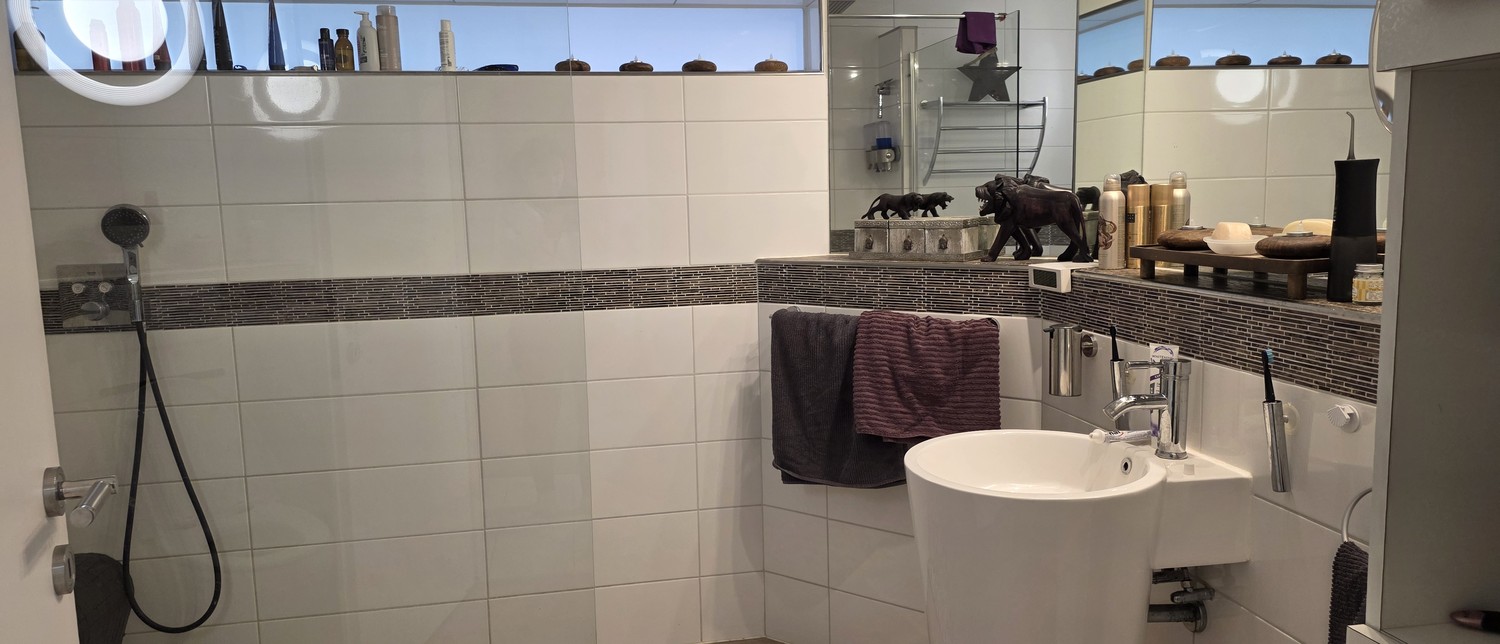 Chambre en colocation

Vivre de manière individuelle – de la chambre individuelle spacieuse à l'espace de vie quasi autonome avec deux pièces et salle de bain privée.

Dans un appartement en propriété spacieux et bien entretenu à Schenkon, je loue un espace de vie meublé avec goût, doté d'une entrée, photo 7 sur 7