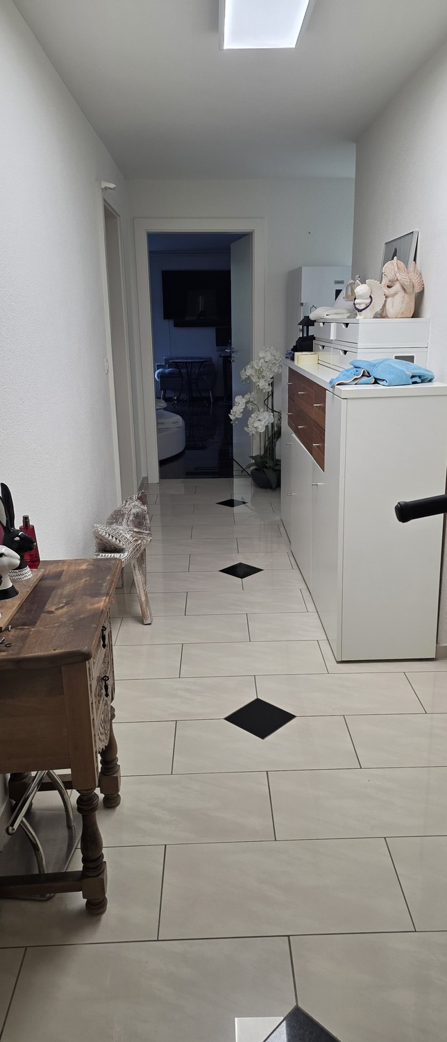 Chambre en colocation

Vivre de manière individuelle – de la chambre individuelle spacieuse à l'espace de vie quasi autonome avec deux pièces et salle de bain privée.

Dans un appartement en propriété spacieux et bien entretenu à Schenkon, je loue un espace de vie meublé avec goût, doté d'une entrée, photo 6 sur 7