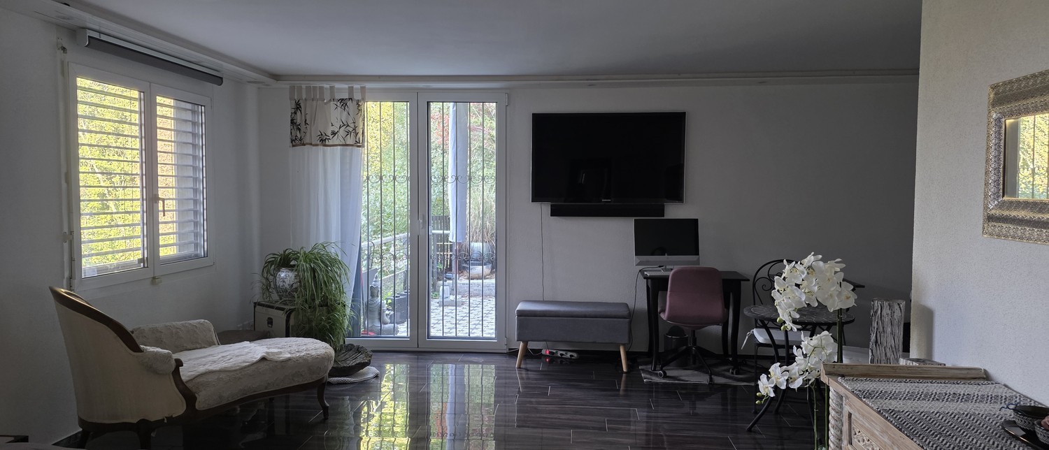 Chambre en colocation

Vivre de manière individuelle – de la chambre individuelle spacieuse à l'espace de vie quasi autonome avec deux pièces et salle de bain privée.

Dans un appartement en propriété spacieux et bien entretenu à Schenkon, je loue un espace de vie meublé avec goût, doté d'une entrée, photo 1 sur 7