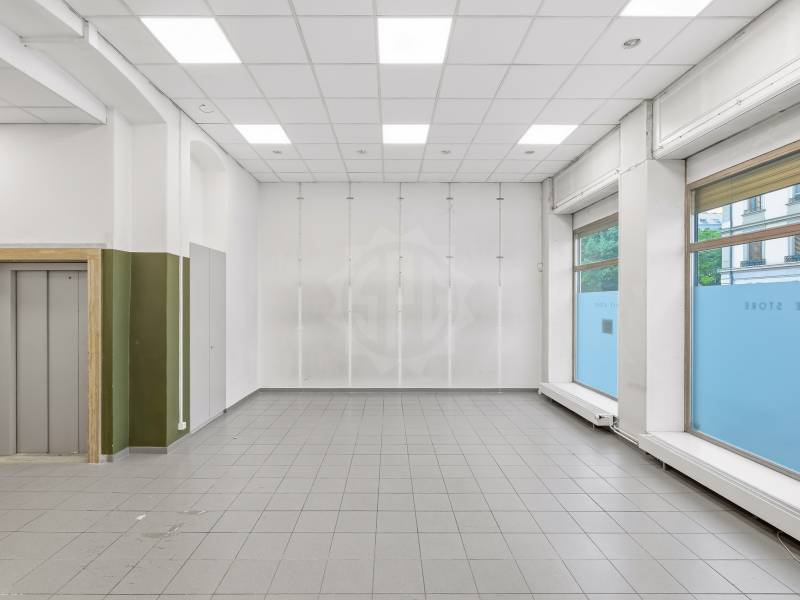 94m² arcade