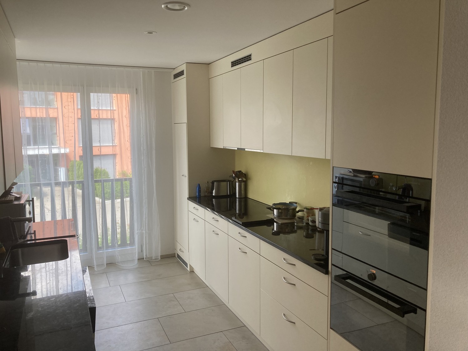 Chambre en colocation
Tu partages l'appartement avec ton bailleur et un autre étudiant
(19 ans, Allemand/ BSc Pharma à l'ETH)
**Ce que nous recherchons**
Tu devrais être étudiant ou étudiante, ouvert d'esprit, ordonné, propre et, dans le meilleur des cas, avoir déjà un peu d'expérience en colocat, photo 4 sur 5