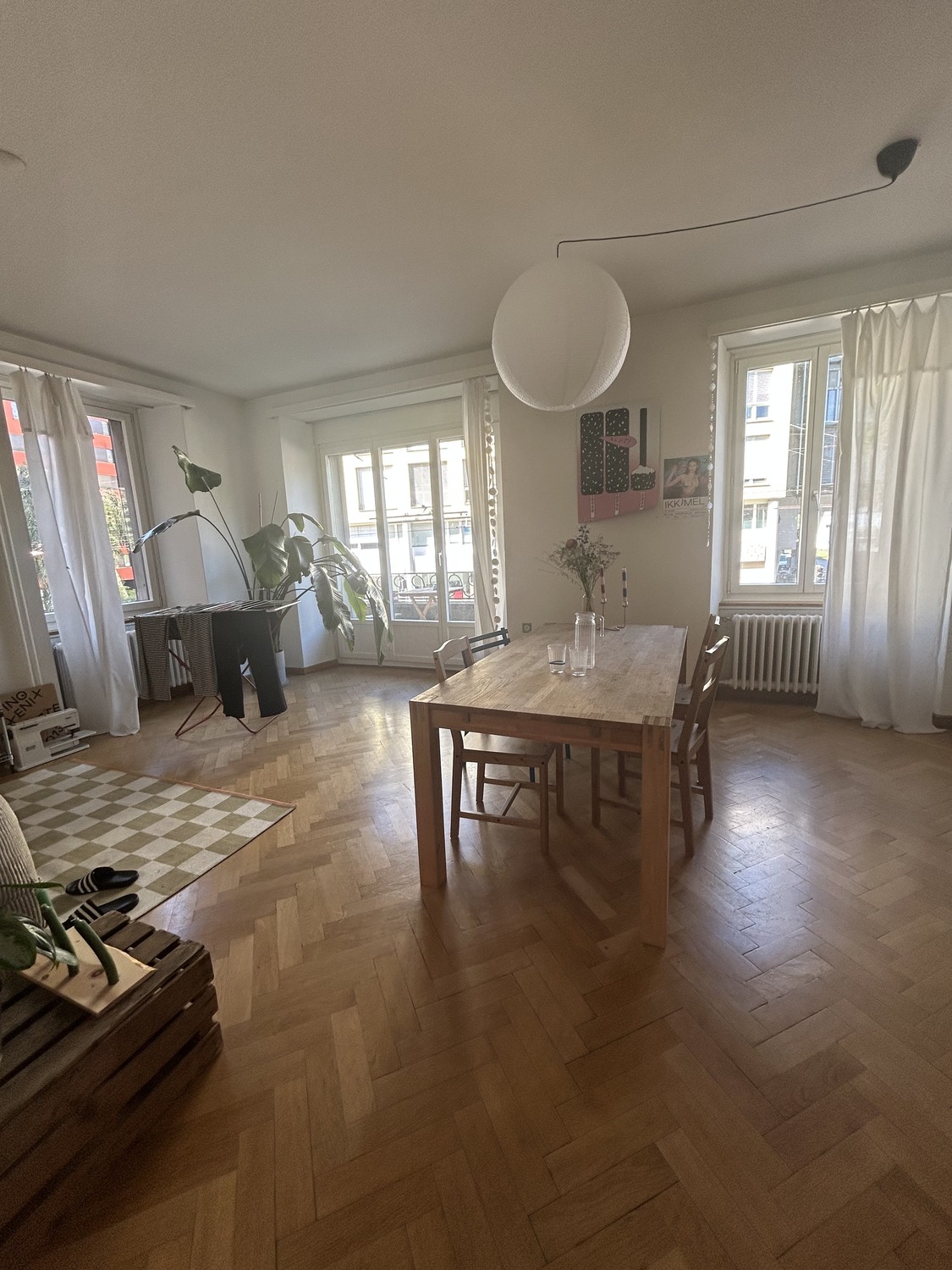 Chambre dans une colocation
Je sous-loue ma chambre de coloc à Luzern.
Avec beaucoup de charme d'ancien, des plafonds hauts et des parquets en chevrons, l'appartement a beaucoup à offrir.

L'arrêt de bus, Migros, Coop et une boulangerie sont directement devant la porte. En 10 minutes à pied, tu es a, photo 3 sur 3