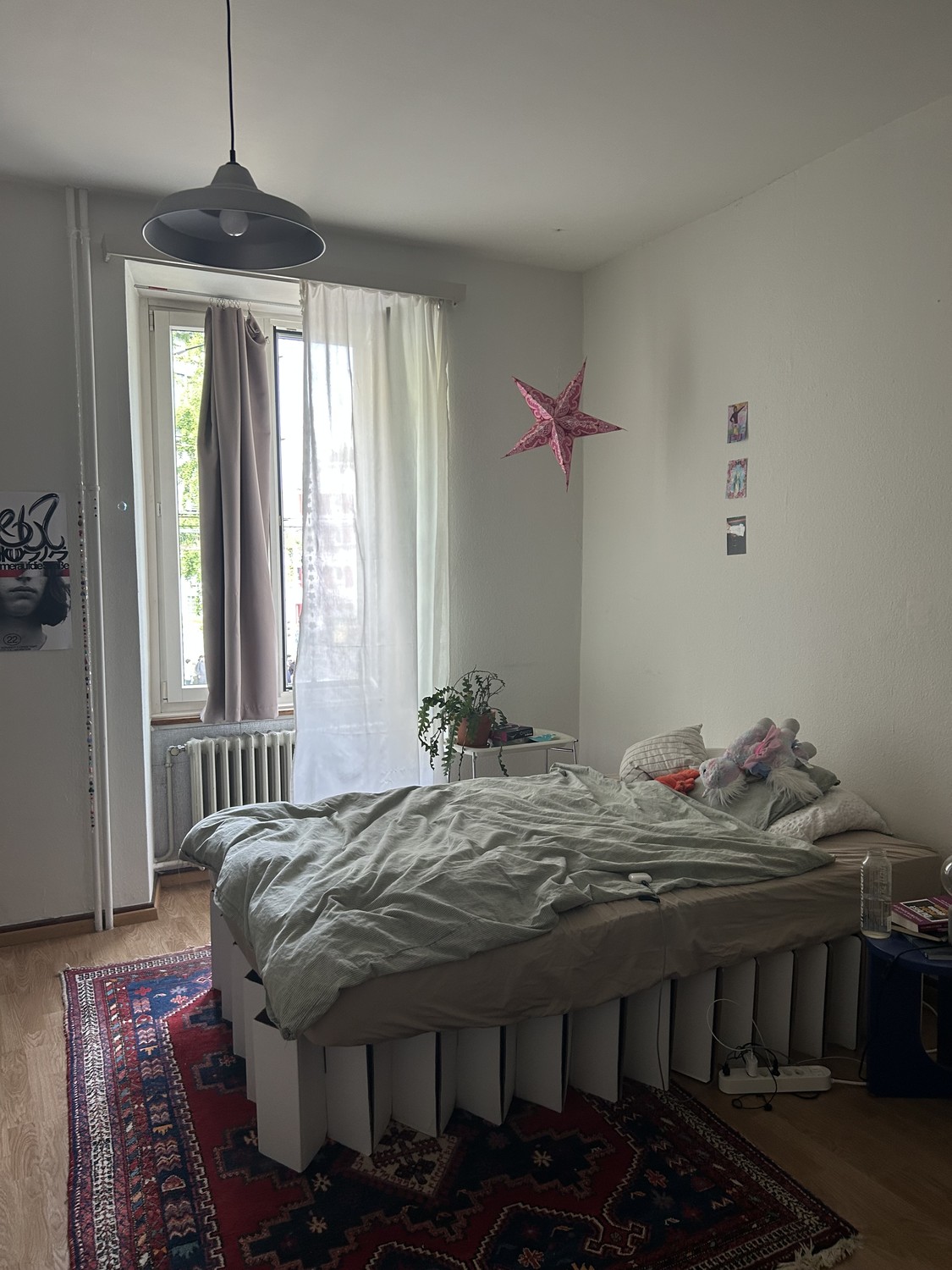 Chambre dans une colocation
Je sous-loue ma chambre de coloc à Luzern.
Avec beaucoup de charme d'ancien, des plafonds hauts et des parquets en chevrons, l'appartement a beaucoup à offrir.

L'arrêt de bus, Migros, Coop et une boulangerie sont directement devant la porte. En 10 minutes à pied, tu es a, photo 2 sur 3