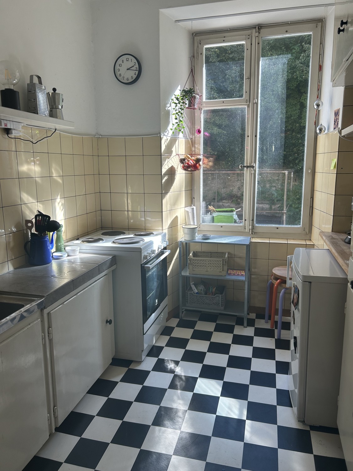Chambre dans une colocation
Je sous-loue ma chambre de coloc à Luzern.
Avec beaucoup de charme d'ancien, des plafonds hauts et des parquets en chevrons, l'appartement a beaucoup à offrir.

L'arrêt de bus, Migros, Coop et une boulangerie sont directement devant la porte. En 10 minutes à pied, tu es a, photo 1 sur 3