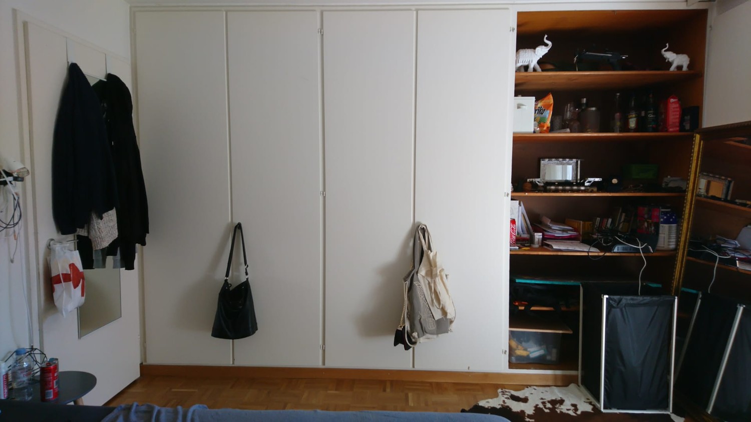 Chambre dans une colocation

La chambre est spacieuse et dispose de 3 grands placards intégrés profonds. Les portes des placards sont amovibles, de sorte qu'ils peuvent être utilisés comme étagères. Un balcon est attenant à la chambre et est partagé avec l'un des colocataires. La chambre n'est pas m