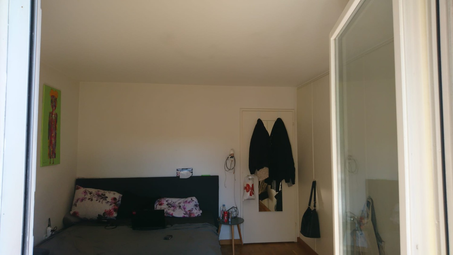 Chambre dans une colocation

La chambre est spacieuse et dispose de 3 grands placards intégrés profonds. Les portes des placards sont amovibles, de sorte qu'ils peuvent être utilisés comme étagères. Un balcon est attenant à la chambre et est partagé avec l'un des colocataires. La chambre n'est pas m