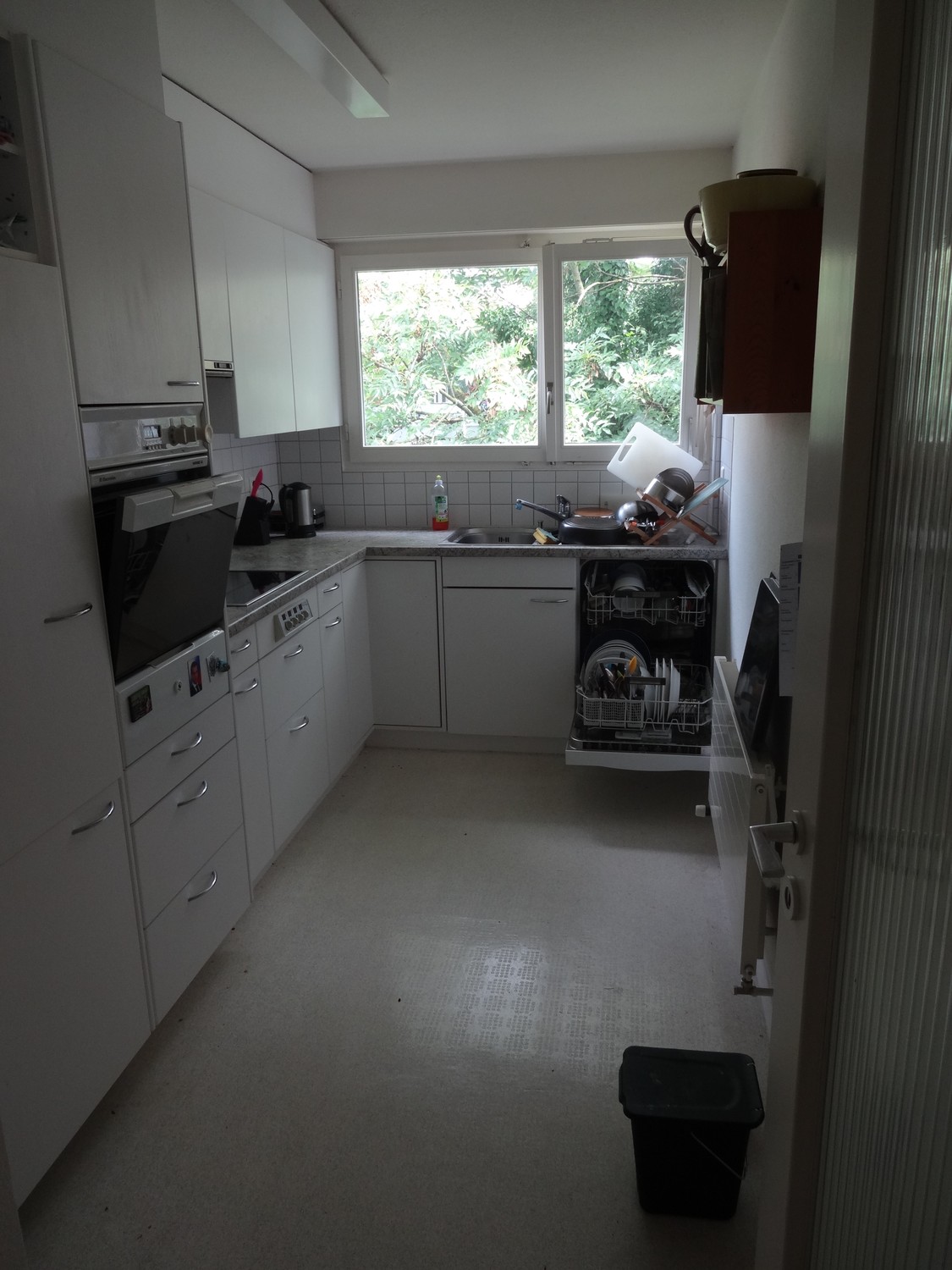 Chambre dans une colocation

La chambre est spacieuse et dispose de 3 grands placards intégrés profonds. Les portes des placards sont amovibles, de sorte qu'ils peuvent être utilisés comme étagères. Un balcon est attenant à la chambre et est partagé avec l'un des colocataires. La chambre n'est pas m