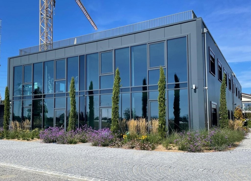 82m² shop