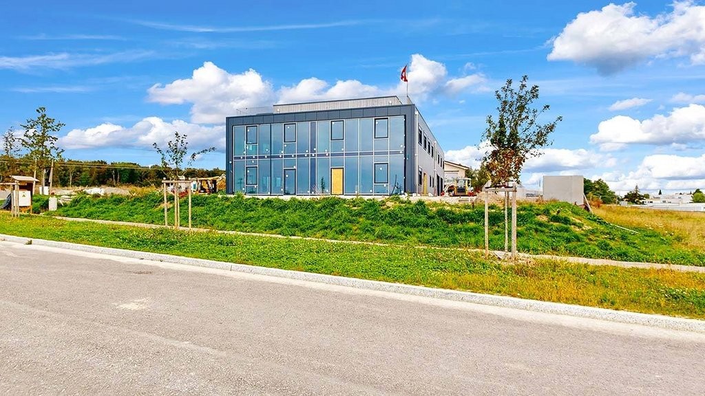 82m² shop