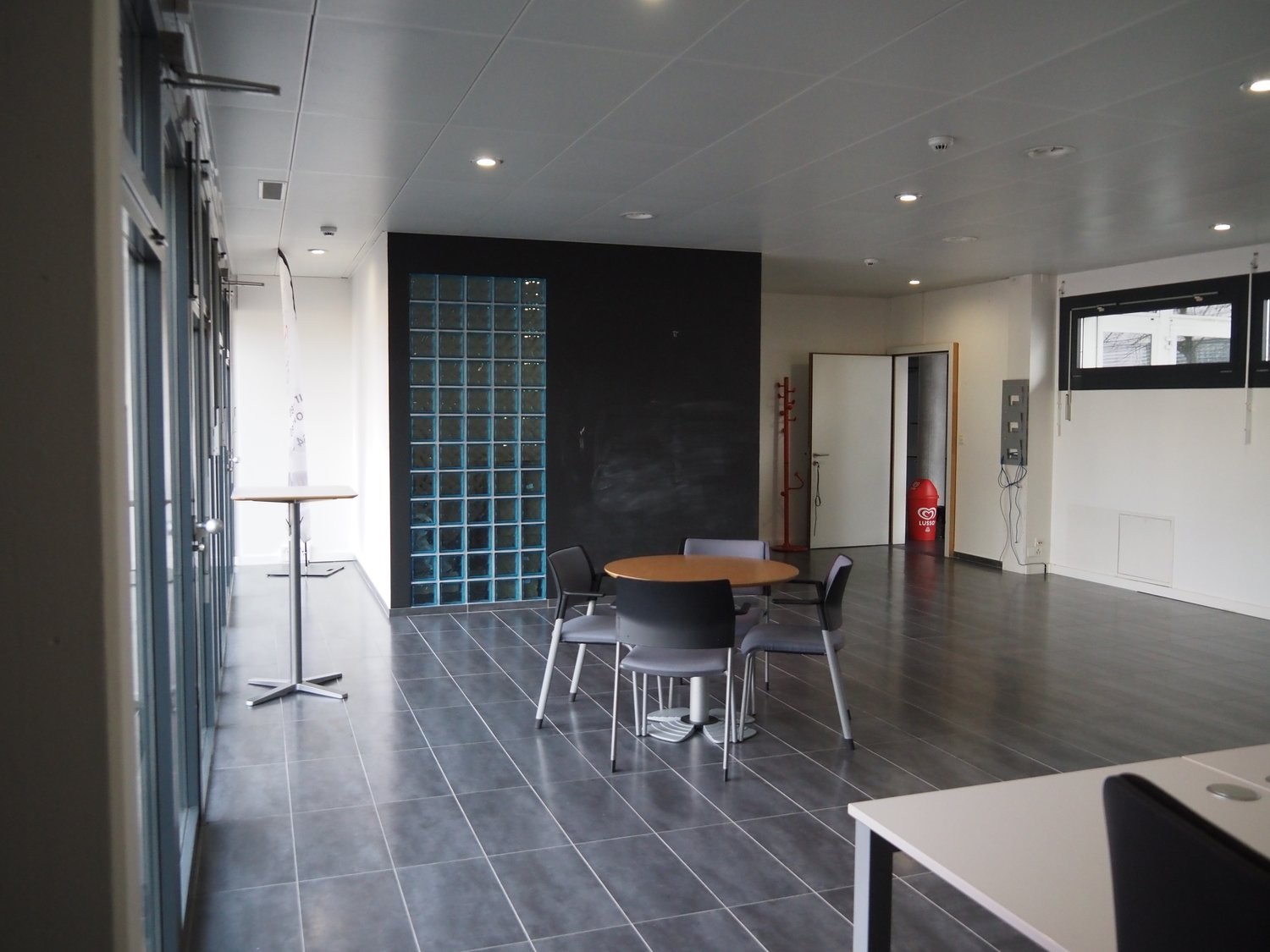 82m² shop