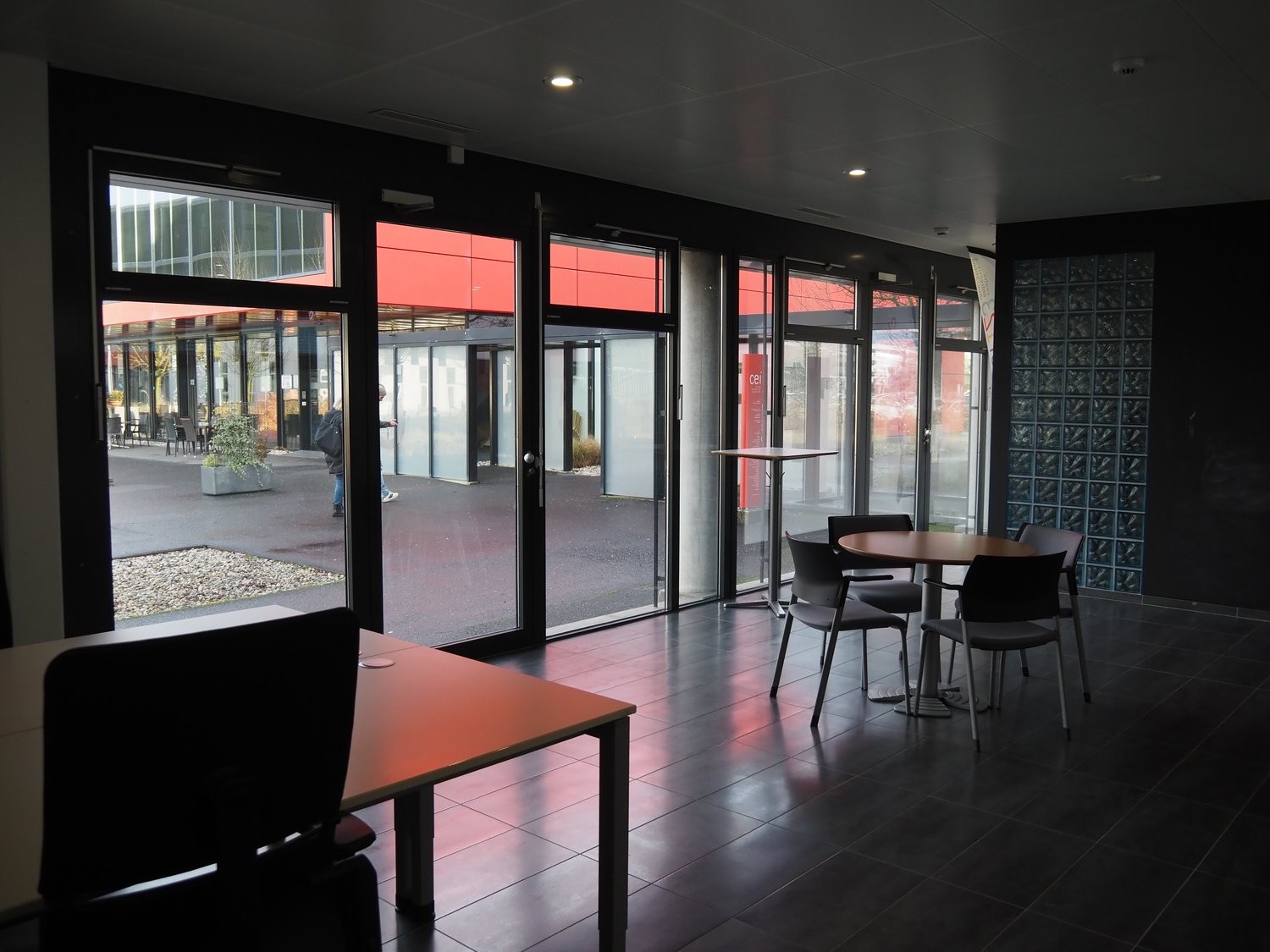 82m² shop