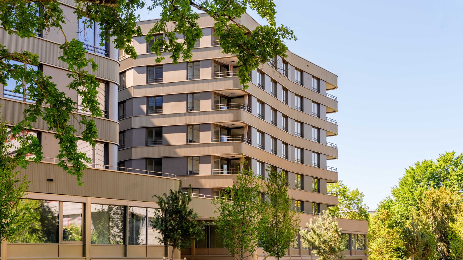 154m² shop