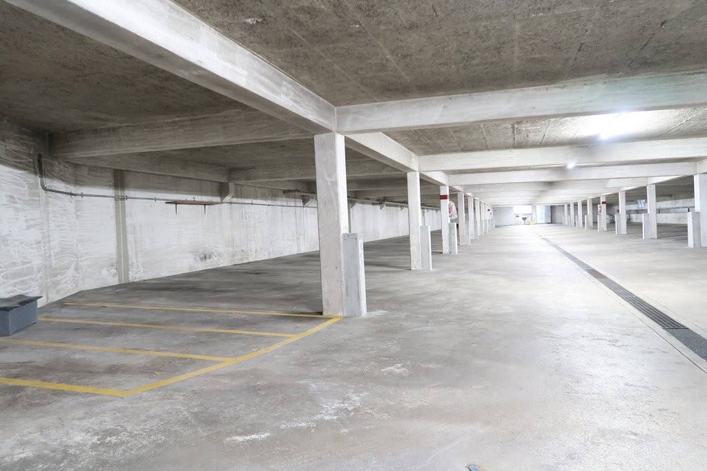 place de parc souterraine de 1m²