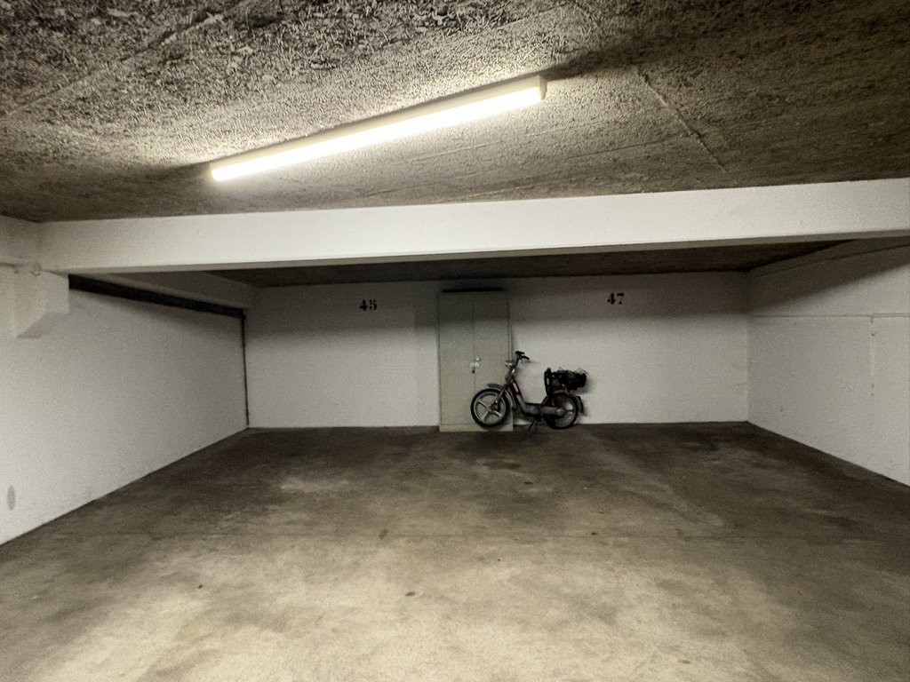 place de parc souterraine de 1m²