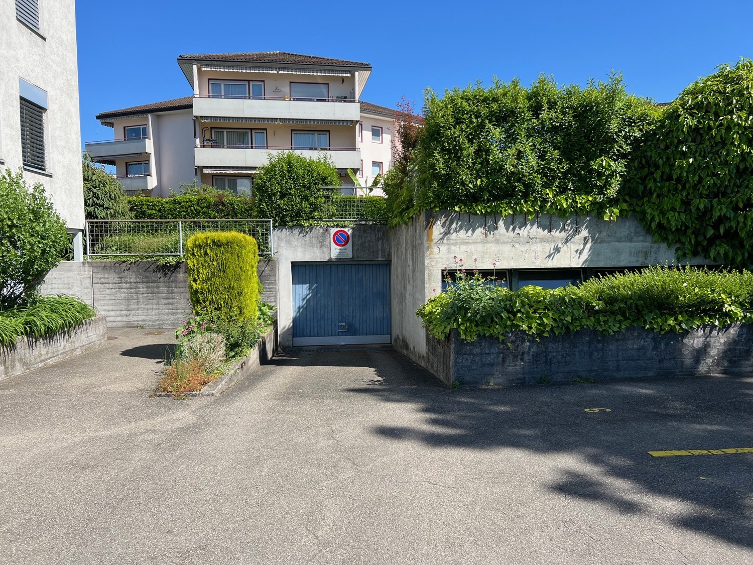 Places de stationnement souterraines à louer à la Porthofstrasse 39-45 à Jona, immédiatement ou selon convenance.

Veuillez noter :
La porte du garage ne peut s'ouvrir que manuellement à la main.

En cas de location à des locataires externes, la TVA de 8.1 % s'ajoute au loyer.

Avez-vous suscité not