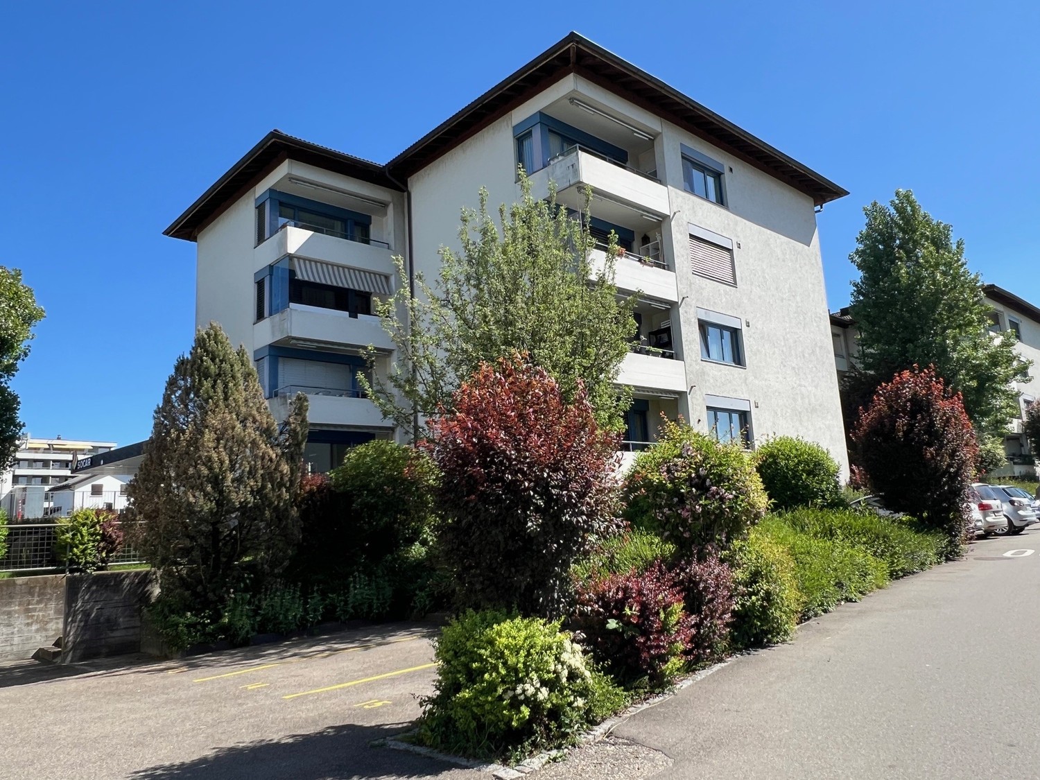 Places de stationnement souterraines à louer à la Porthofstrasse 39-45 à Jona, immédiatement ou selon convenance.

Veuillez noter :
La porte du garage ne peut s'ouvrir que manuellement à la main.

En cas de location à des locataires externes, la TVA de 8.1 % s'ajoute au loyer.

Avez-vous suscité not