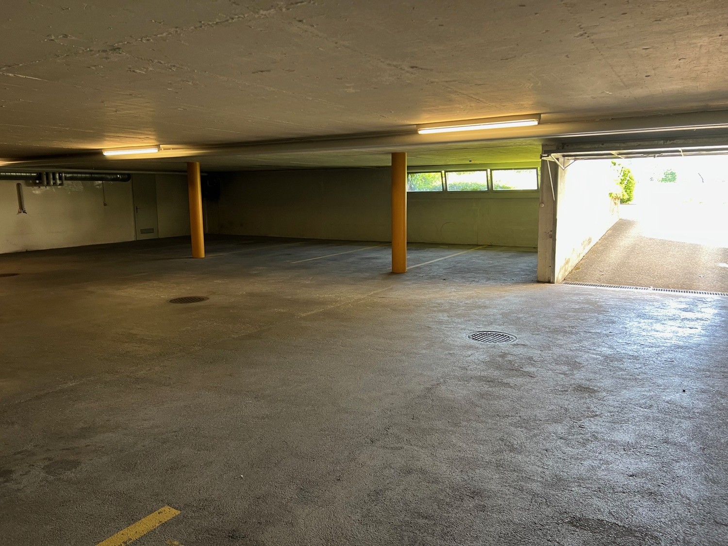 Places de stationnement souterraines à louer à la Porthofstrasse 39-45 à Jona, immédiatement ou selon convenance.

Veuillez noter :
La porte du garage ne peut s'ouvrir que manuellement à la main.

En cas de location à des locataires externes, la TVA de 8.1 % s'ajoute au loyer.

Avez-vous suscité not