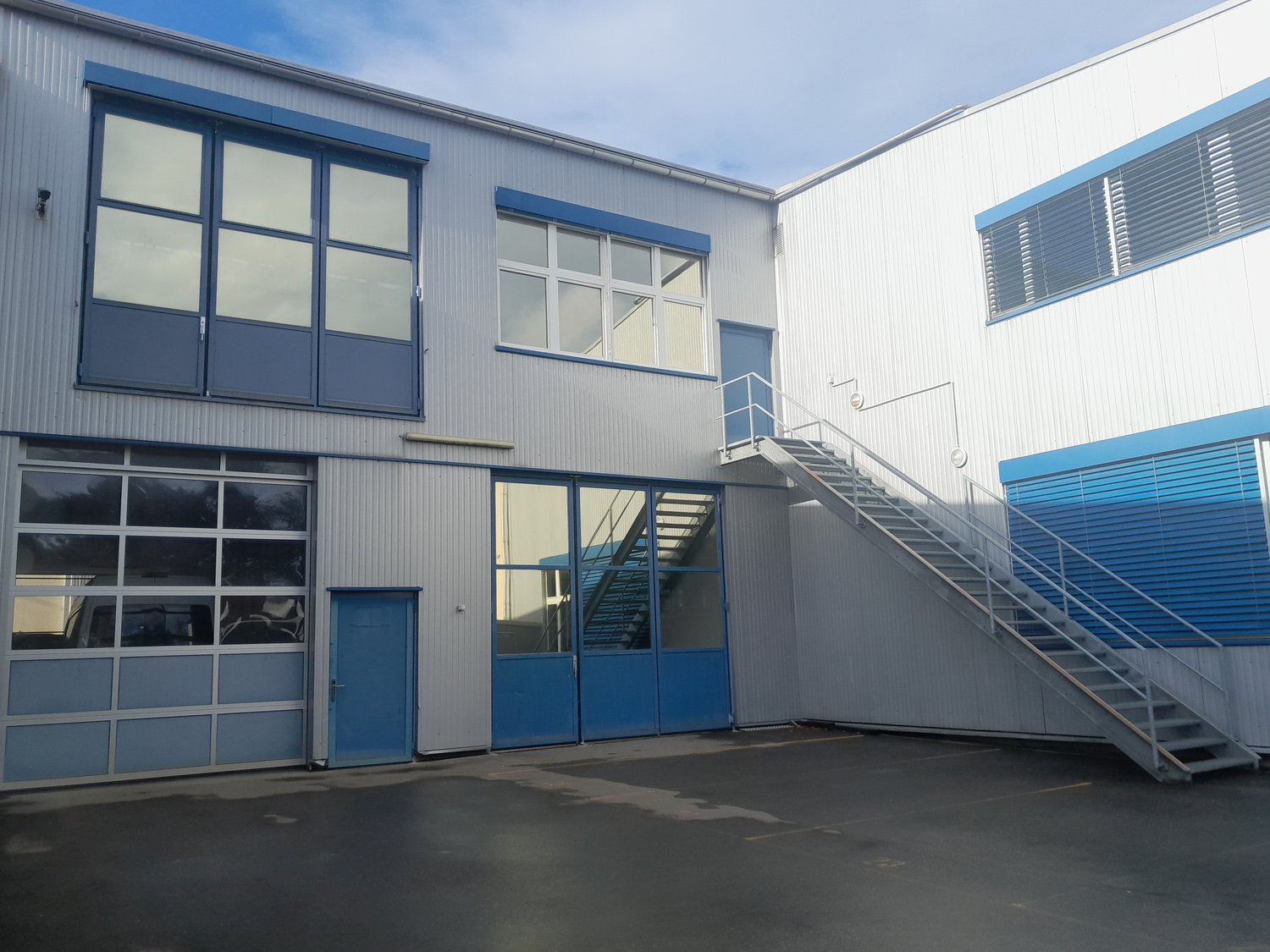 Local de stockage de 708m², photo 1 sur 7