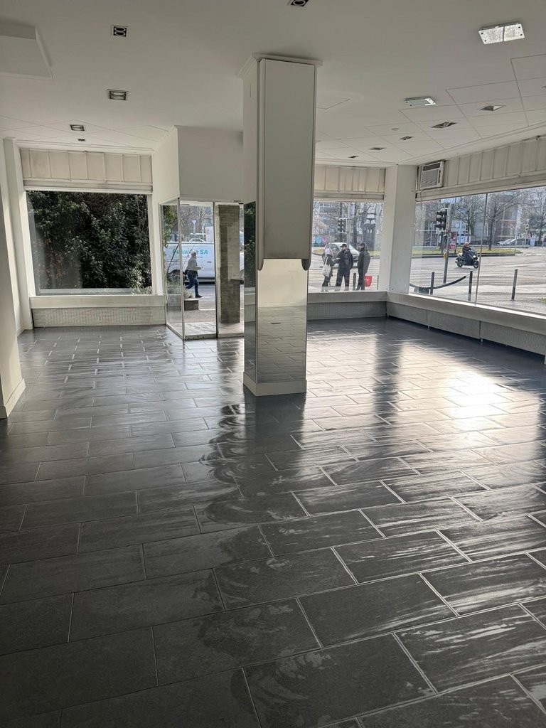 80m² shop, photo 1 sur 5
