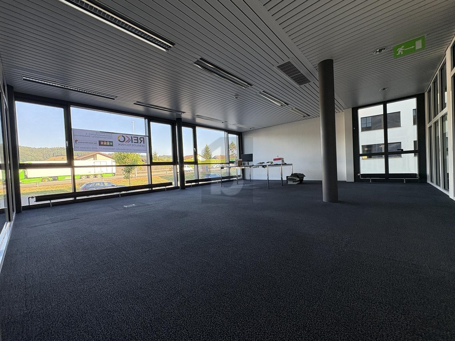 Bureau de 210m², photo 1 sur 3