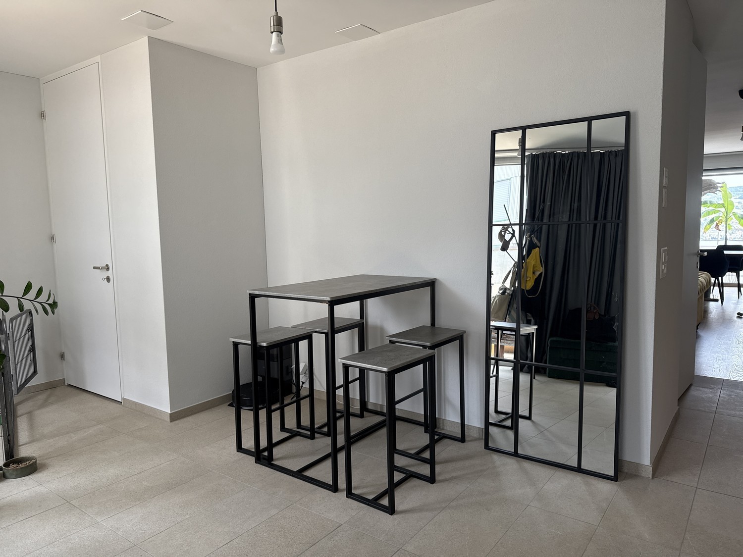 Appartement de 2 ½ pièces

Disponible pour trois mois avec des dates d'entrée et de sortie flexibles. Animaux acceptés., photo 6 sur 10