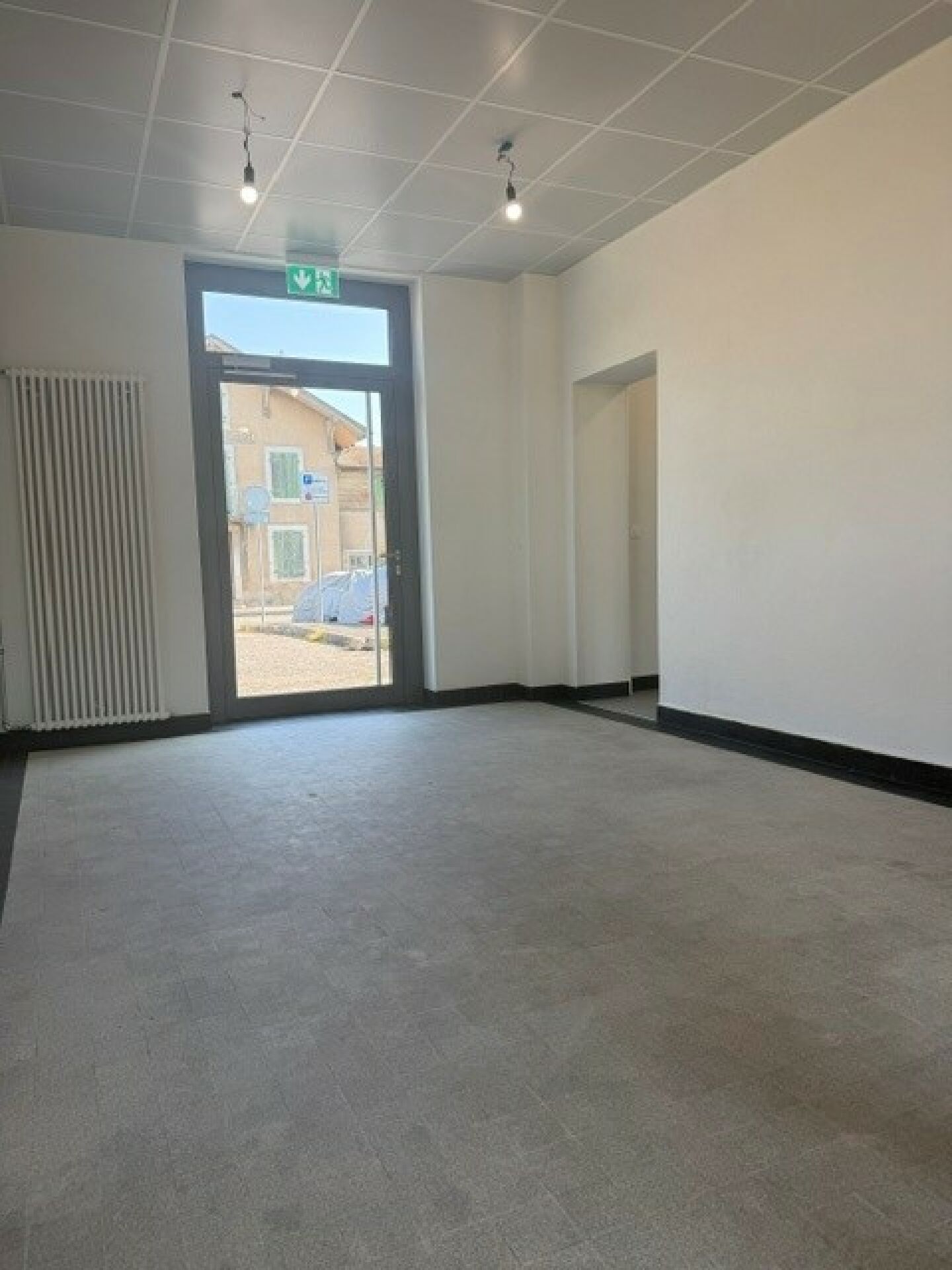 110m² commercial
