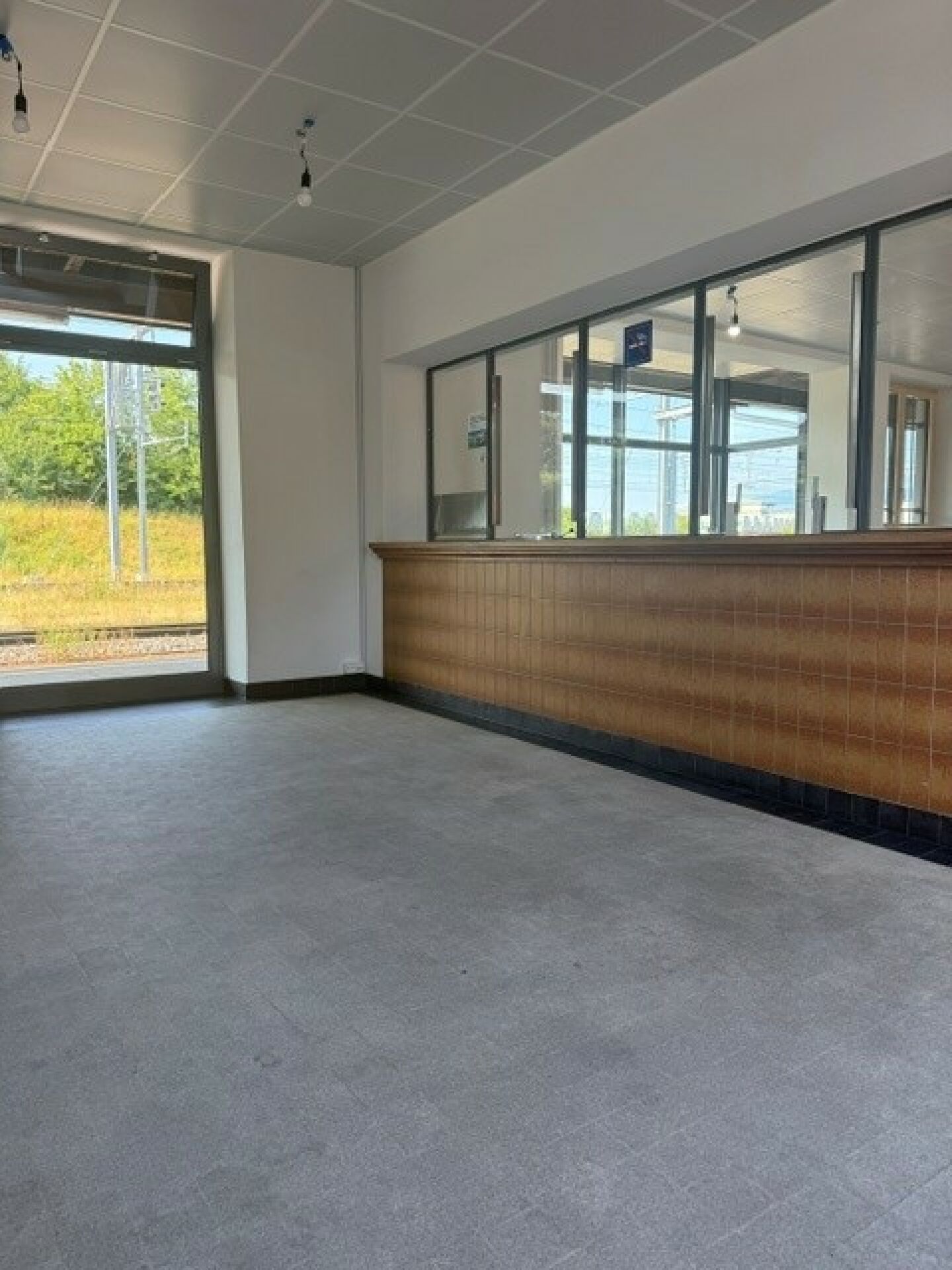 110m² commercial