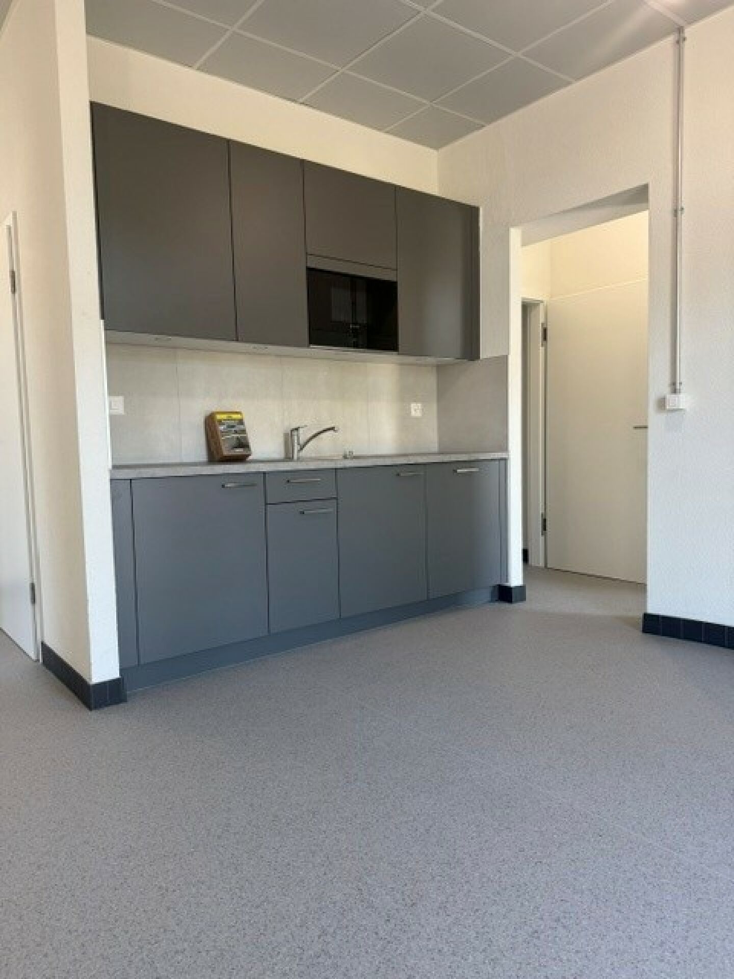 110m² commercial