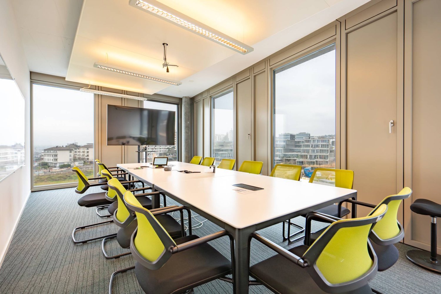 2100m² office