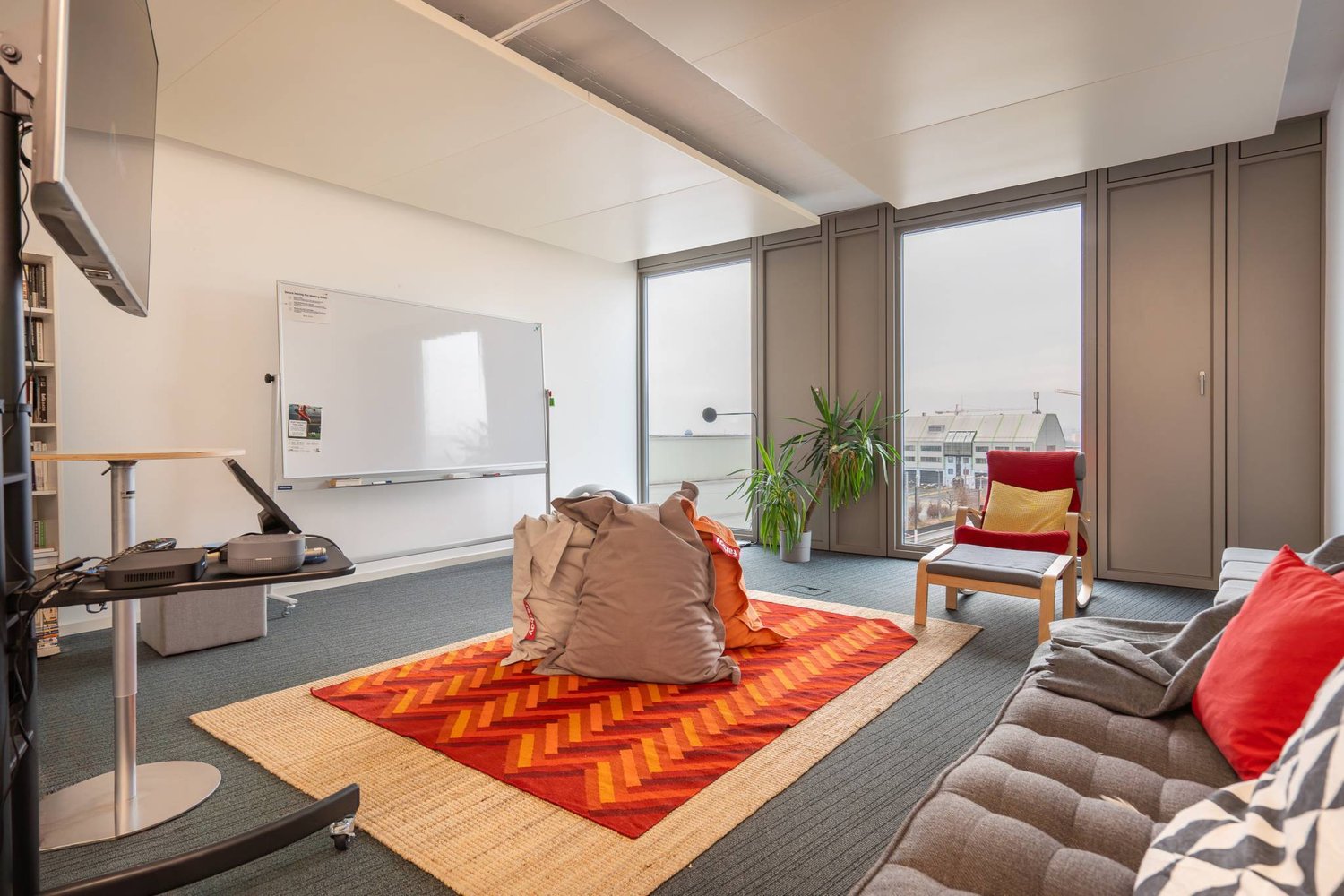 2100m² office