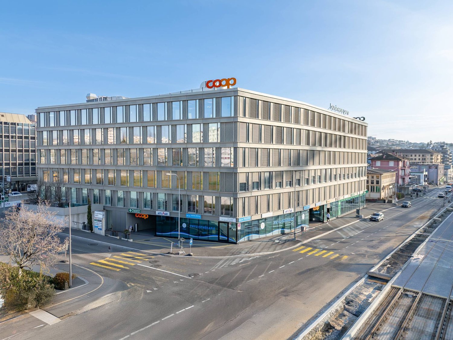2100m² office