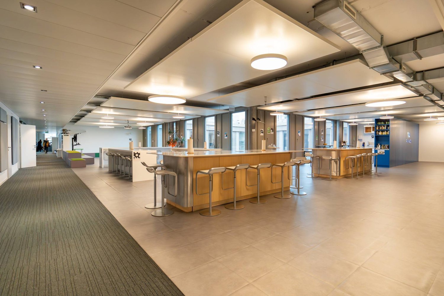 2100m² office