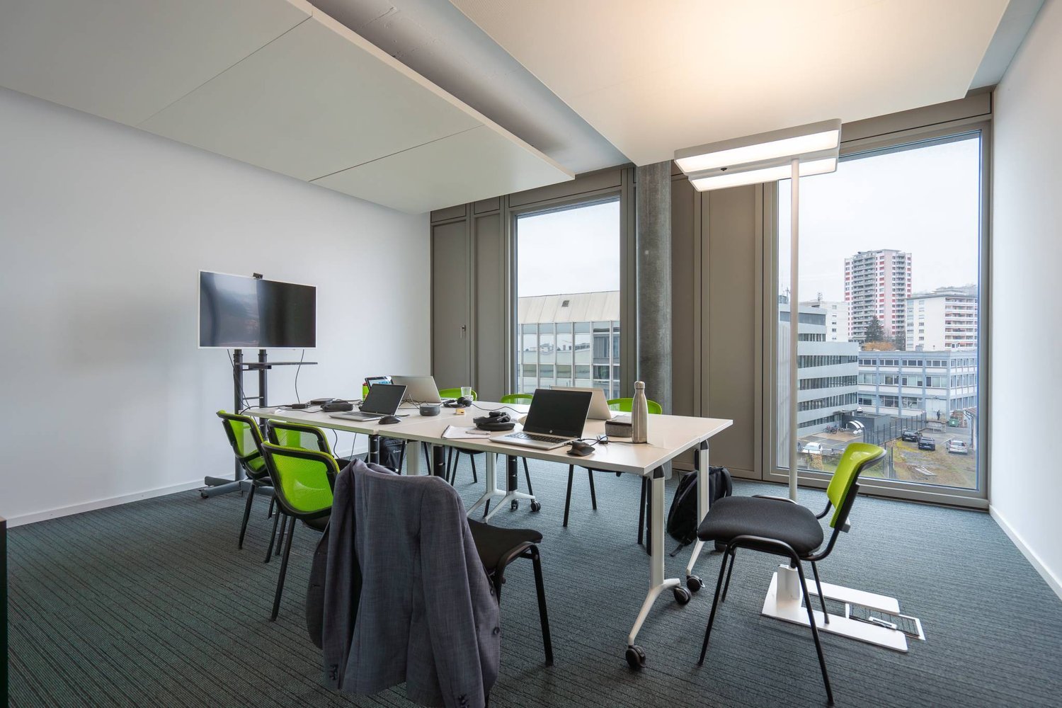 2100m² office