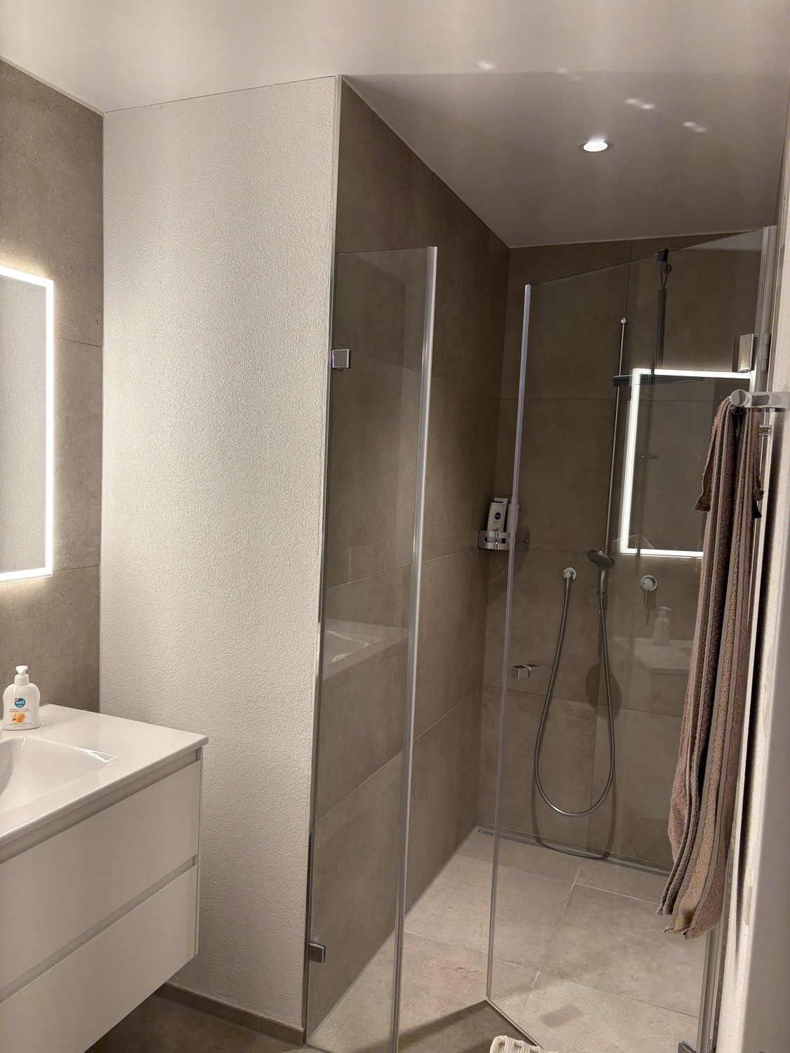 Appartement de 2.5 pièces moderne dans une construction neuve au cœur de Wohlen – Recherche de repreneur dès le 1er octobre 2026

Nous recherchons un repreneur ou une repreneuse pour notre magnifique et moderne appartement de 2.5 pièces dans la nouvelle construction Am Postplatz 8 à Wohlen pour le 1, photo 8 sur 10