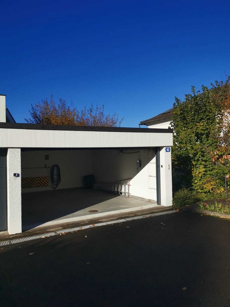 Nous louons, avec effet immédiat ou à convenir, à la Höhestrasse 40 à Zollikon, des places de parc :

- **Box de garage** droite CHF 400.00 / mois plus TVA
- **Place de parc sous abri** droite CHF 200.00 / mois plus TVA

En cas d'intérêt, n'hésitez pas à nous contacter à l'adresse luana.kloeti@halte, photo 3 sur 3
