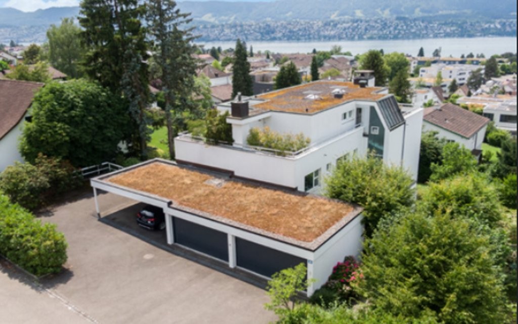 Nous louons, avec effet immédiat ou à convenir, à la Höhestrasse 40 à Zollikon, des places de parc :

- **Box de garage** droite CHF 400.00 / mois plus TVA
- **Place de parc sous abri** droite CHF 200.00 / mois plus TVA

En cas d'intérêt, n'hésitez pas à nous contacter à l'adresse luana.kloeti@halte, photo 1 sur 3
