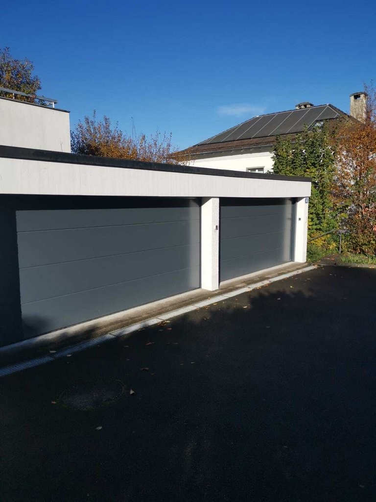 Nous louons, avec effet immédiat ou à convenir, à la Höhestrasse 40 à Zollikon, des places de parc :

- **Box de garage** droite CHF 400.00 / mois plus TVA
- **Place de parc sous abri** droite CHF 200.00 / mois plus TVA

En cas d'intérêt, n'hésitez pas à nous contacter à l'adresse luana.kloeti@halte, photo 2 sur 3
