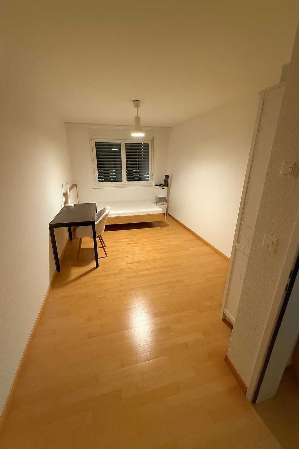 Chambre dans une colocation

Je cherche un colocataire dans un appartement de 3.5 pièces avec deux grandes chambres doubles et deux salles de bain. L'appartement est entièrement meublé, y compris les chambres. 
Espace de vie : 100 mètres carrés et grand balcon. Parking et garage souterrain sont disp, photo 1 sur 2