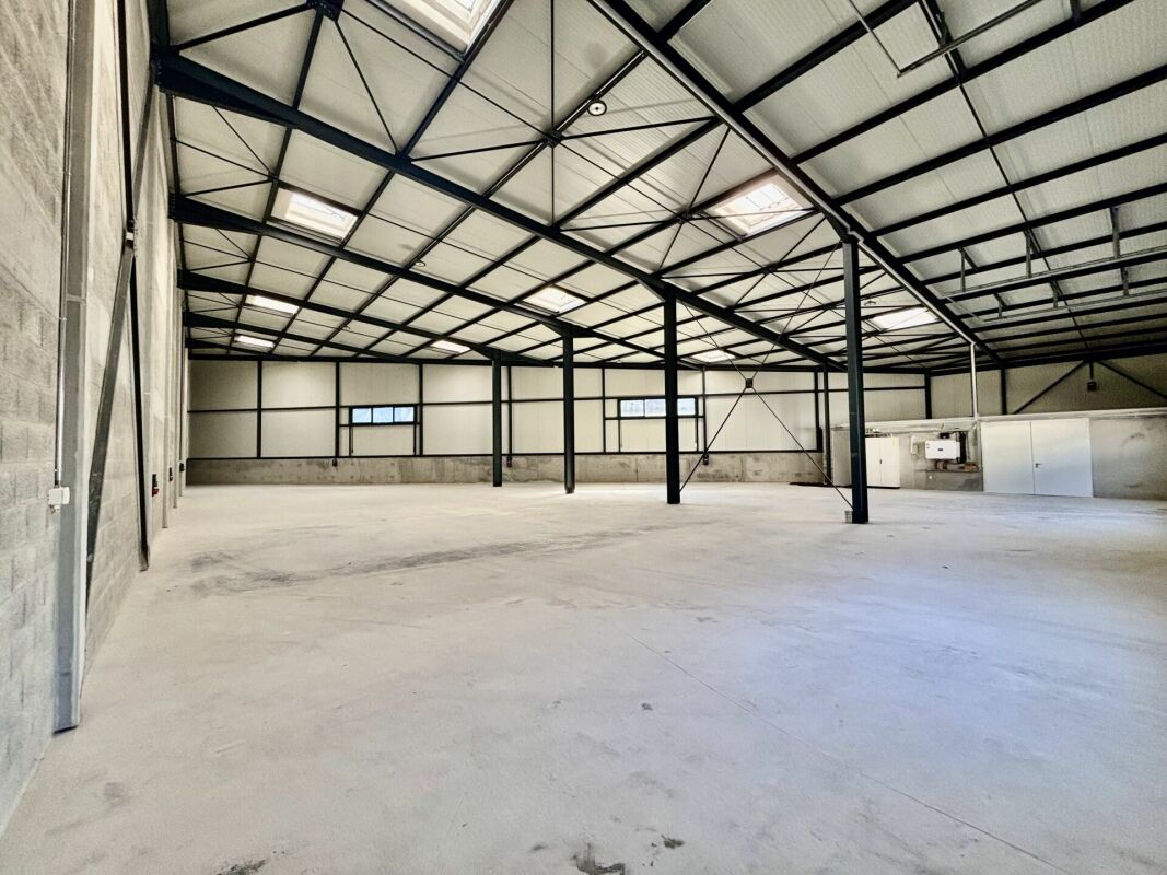 660m² factory, photo 1 sur 8