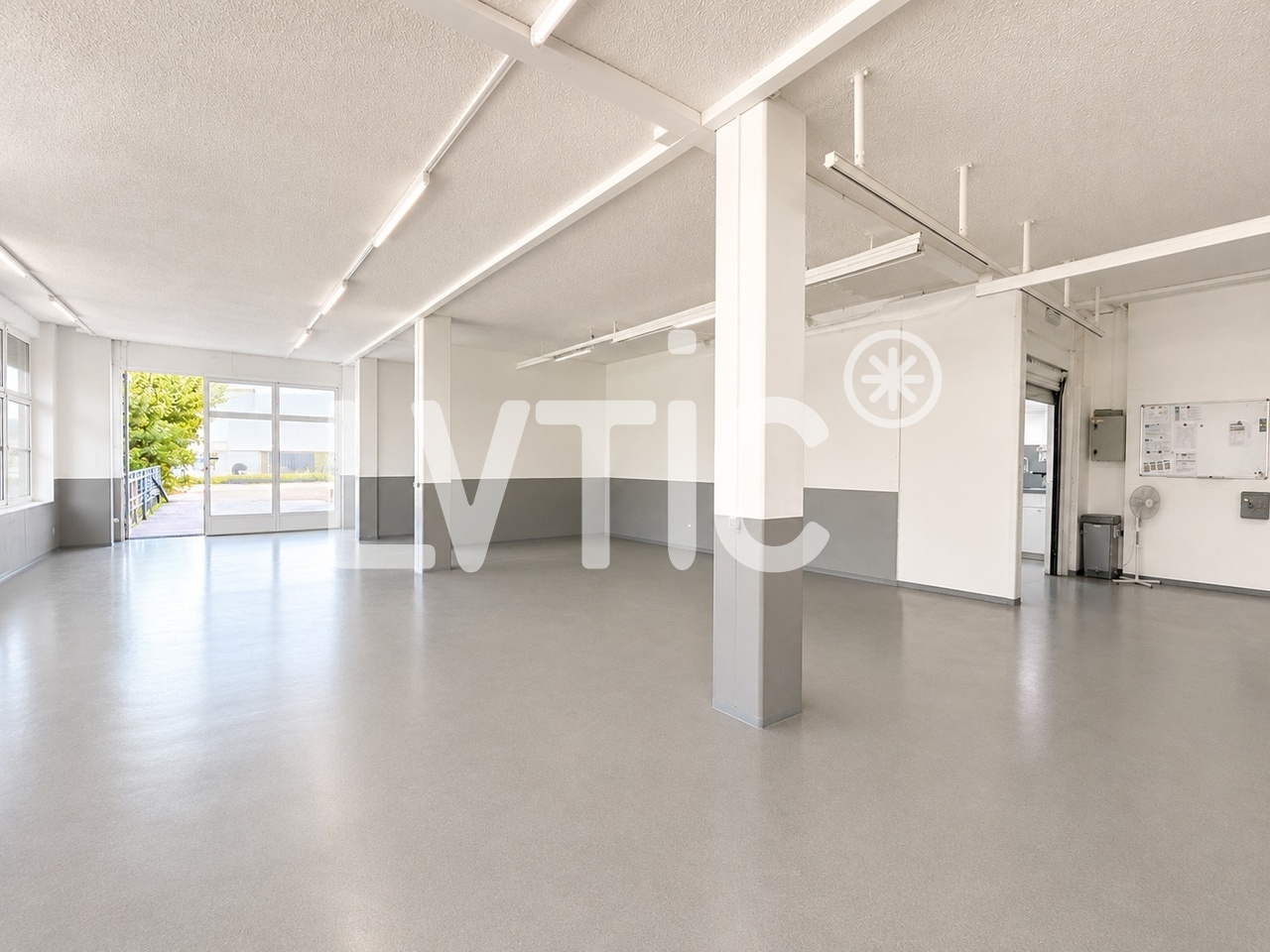 700m² workshop