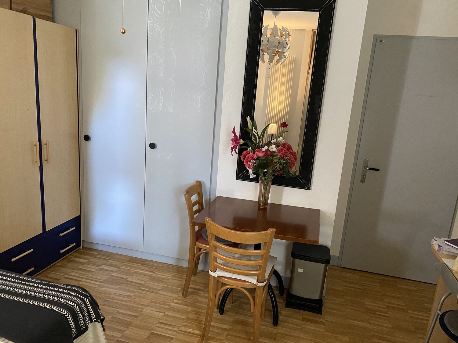 Chambre dans une colocation

Appartement propre et moderne avec cuisine entièrement équipée + salon. Partagé avec des colocataires respectueuses.

Disponible pour des courts séjours.
