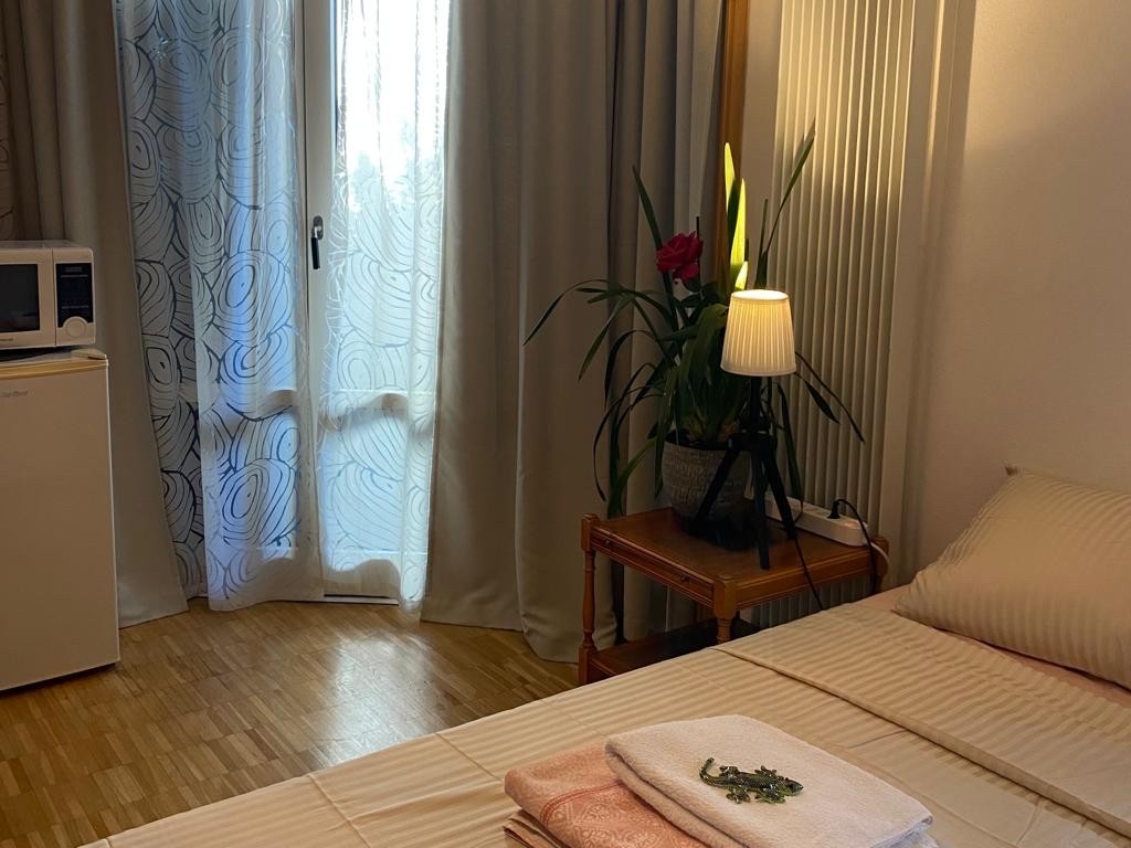 Chambre dans une colocation

Appartement propre et moderne avec cuisine entièrement équipée + salon. Partagé avec des colocataires respectueuses.

Disponible pour des courts séjours.