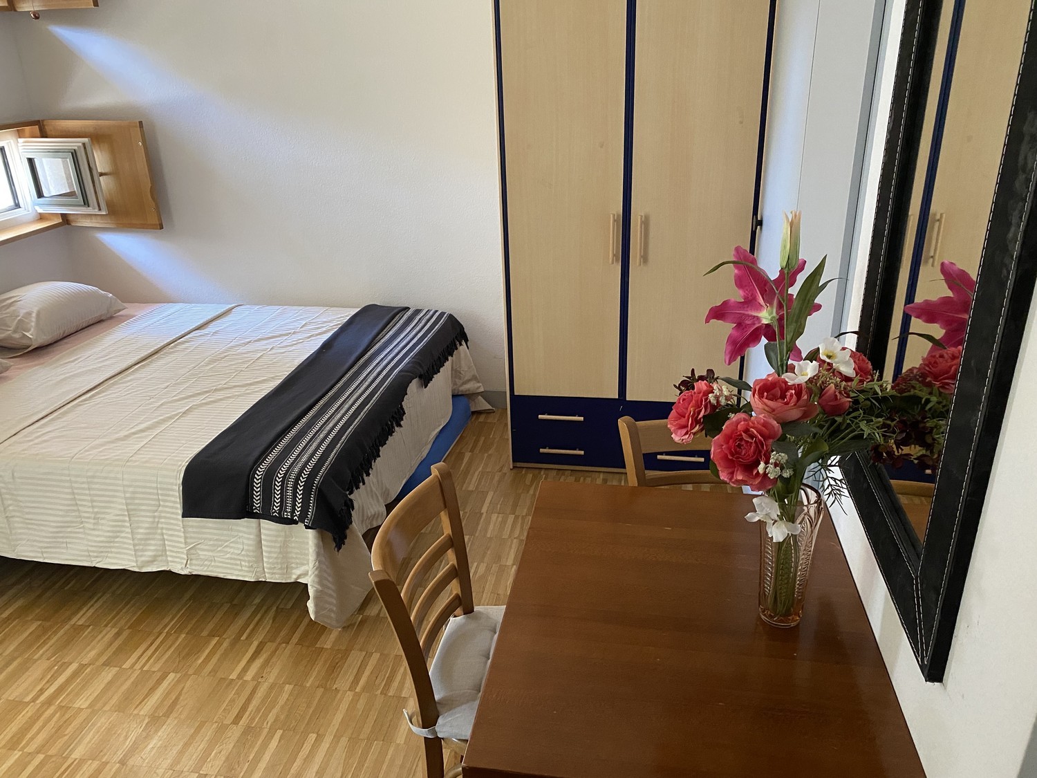 Chambre dans une colocation

Appartement propre et moderne avec cuisine entièrement équipée + salon. Partagé avec des colocataires respectueuses.

Disponible pour des courts séjours.