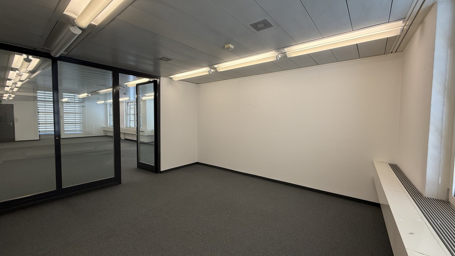 Bureaux de 106m²

Dans une position centrale à Brig, nous louons de spacieux locaux de bureaux.

Le bureau se compose d'une grande pièce lumineuse et de deux pièces annexes plus petites. Il convient idéalement aux entreprises individuelles, fiduciaires, conseil ou services similaires.
En option, le , photo 2 sur 5