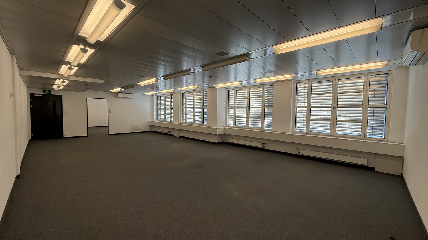 Bureaux de 106m²

Dans une position centrale à Brig, nous louons de spacieux locaux de bureaux.

Le bureau se compose d'une grande pièce lumineuse et de deux pièces annexes plus petites. Il convient idéalement aux entreprises individuelles, fiduciaires, conseil ou services similaires.
En option, le , photo 5 sur 5