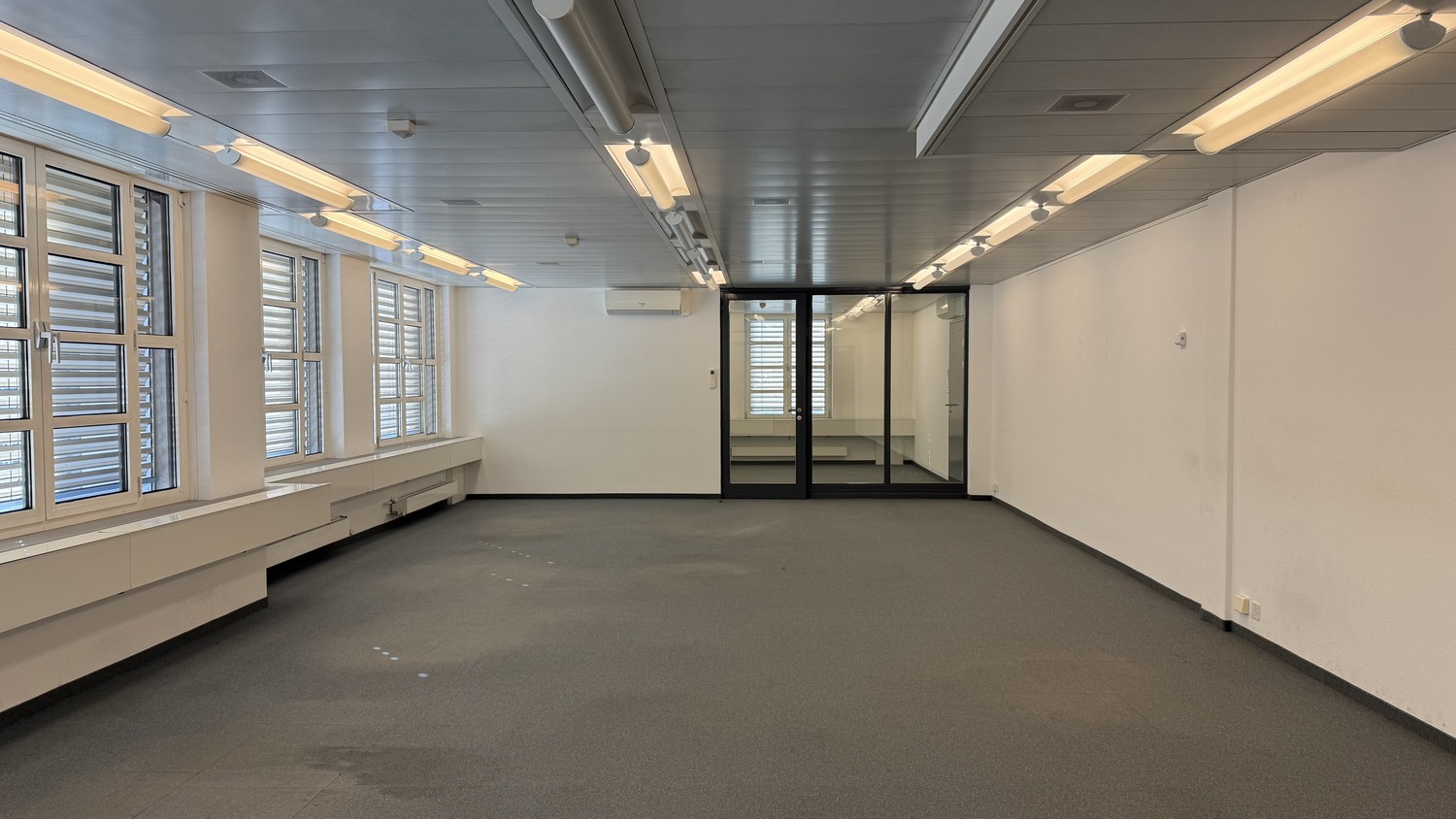 Bureaux de 106m²

Dans une position centrale à Brig, nous louons de spacieux locaux de bureaux.

Le bureau se compose d'une grande pièce lumineuse et de deux pièces annexes plus petites. Il convient idéalement aux entreprises individuelles, fiduciaires, conseil ou services similaires.
En option, le , photo 1 sur 5