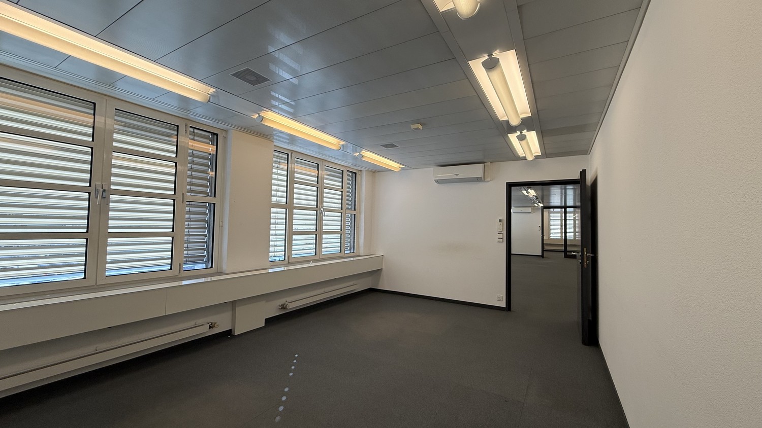 Bureaux de 106m²

Dans une position centrale à Brig, nous louons de spacieux locaux de bureaux.

Le bureau se compose d'une grande pièce lumineuse et de deux pièces annexes plus petites. Il convient idéalement aux entreprises individuelles, fiduciaires, conseil ou services similaires.
En option, le , photo 3 sur 5