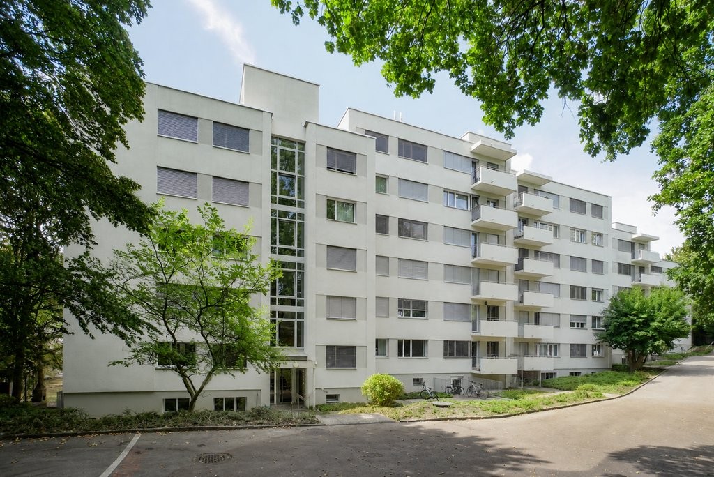 Appartement de 3 ½ pièces

Nous louons immédiatement ou à convenir cet appartement moderne situé à la belle Buristrasse 6 à Bern. L'immeuble a été entièrement rénové en 2018 et l'appartement vous offre les avantages suivants :

- Cuisine moderne avec table de cuisson en vitrocéramique et lave-vaisse, photo 2 sur 9