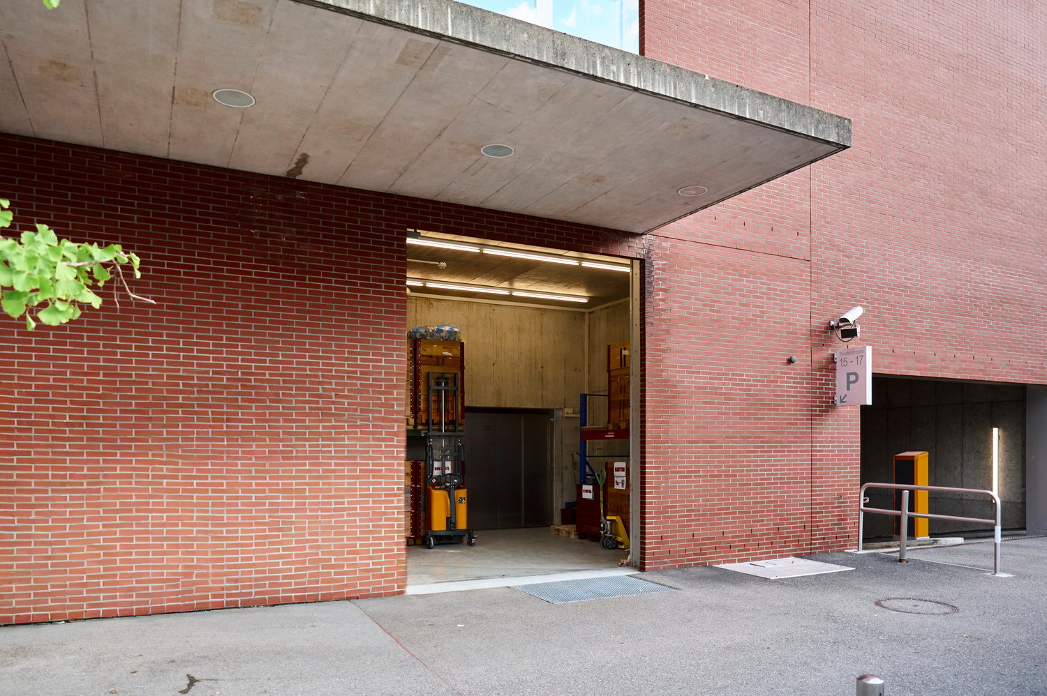 662m² shop