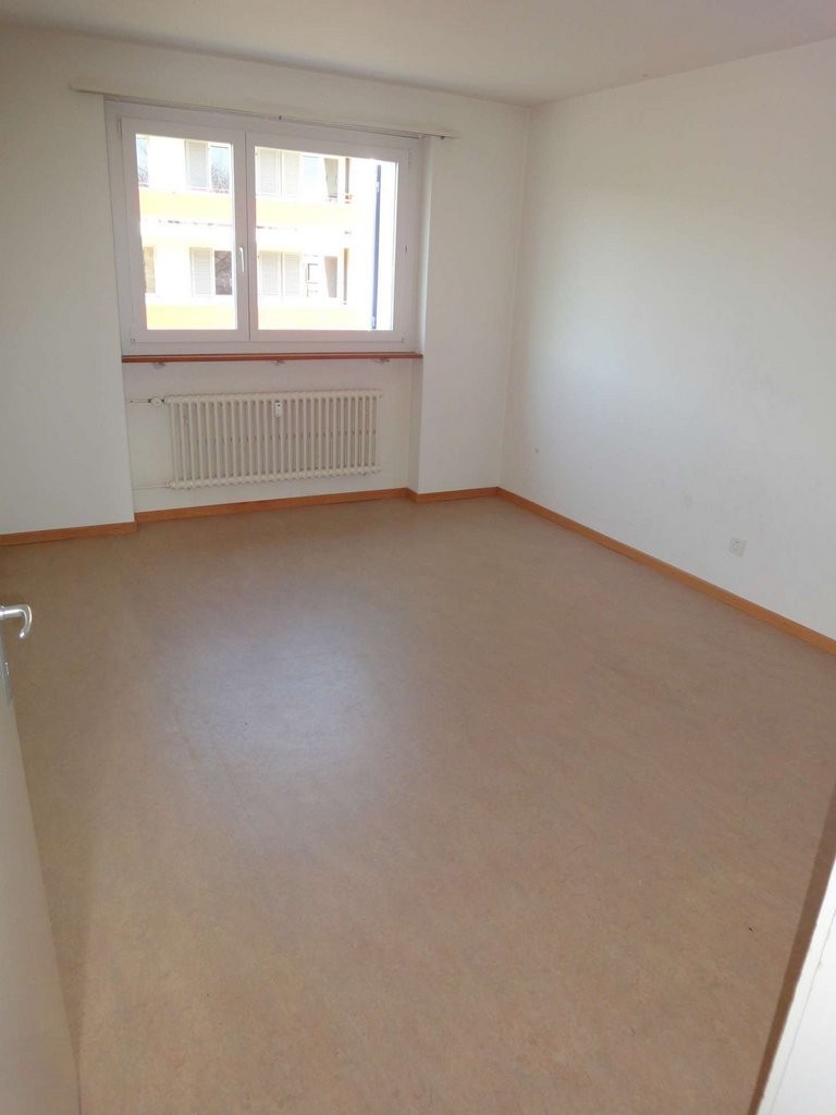 Cet appartement magnifique dans le quartier idyllique de Telliquartier n'attend que d'être animé !   
  
Pour que toutes les conditions soient réunies pour cela, l'appartement vous offre :   
  
\- Cuisine fermée avec accès au balcon   
\- Salon avec parquet   
\- Chambres et couloir avec PVC   
\- , photo 4 sur 7